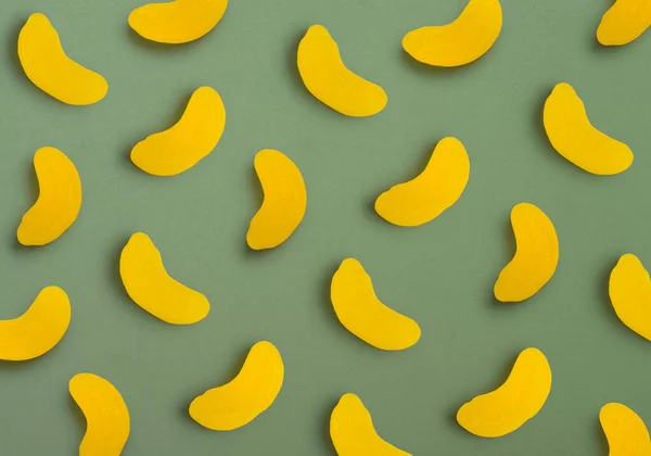 Jelly Candies Shape Bananas Pattern Green Background — Stock Photo, Image