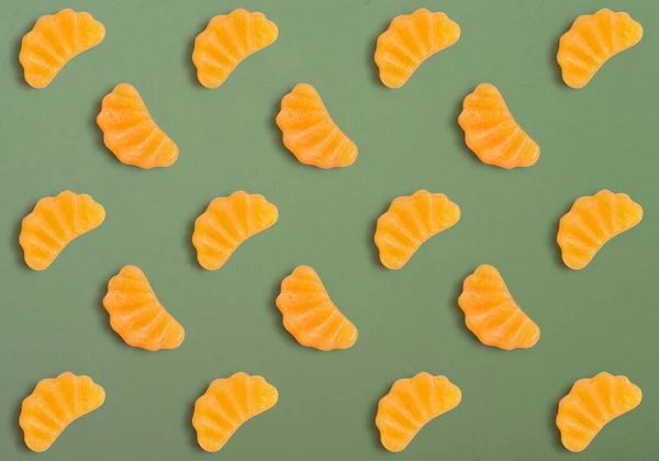 Gelei Snoepjes Vorm Van Oranje Plakje Als Patroon Groene Achtergrond — Stockfoto