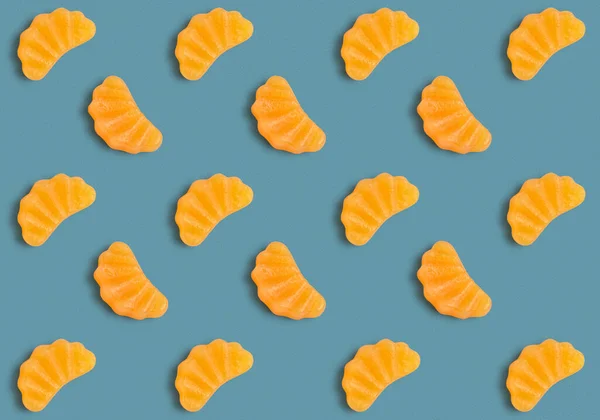 Gelee Bonbons Form Von Orangenscheiben Als Muster Auf Blauem Hintergrund — Stockfoto