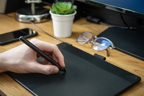 Junger Grafikdesigner Mit Grafik Tablet Auf Schwarzem Tisch Home Office — Stockfoto