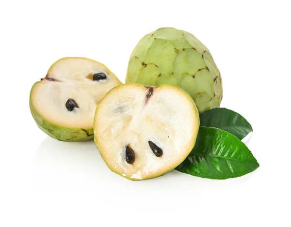 Целые Частичные Плоды Cherimoya Изолированы Белом Фоне Обрезка Пути Включены — стоковое фото