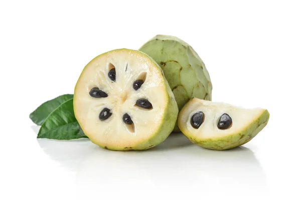 Frutas Cherimoya Inteiras Parciais Isoladas Sobre Fundo Branco Caminho Recorte — Fotografia de Stock