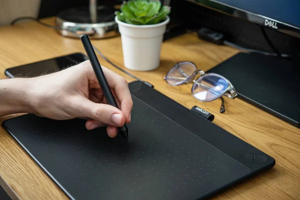 Kiew Ukraine Dezember 2021 Junger Grafikdesigner Mit Wacom Grafik Tablet — Stockfoto