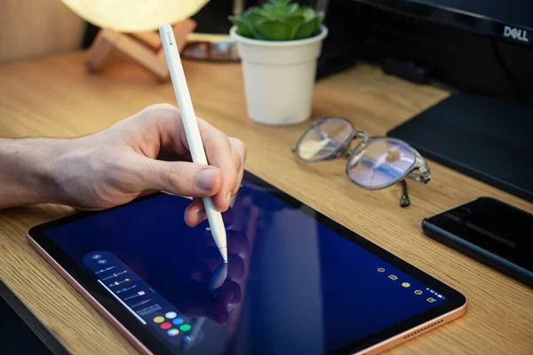 Kiev Ukraine December 2021 Man Med Apple Pencil Använder Ipad — Stockfoto