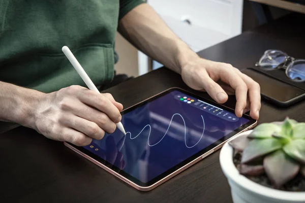 Uomo Che Utilizza Tablet Digitale Disegnare Casa — Foto Stock