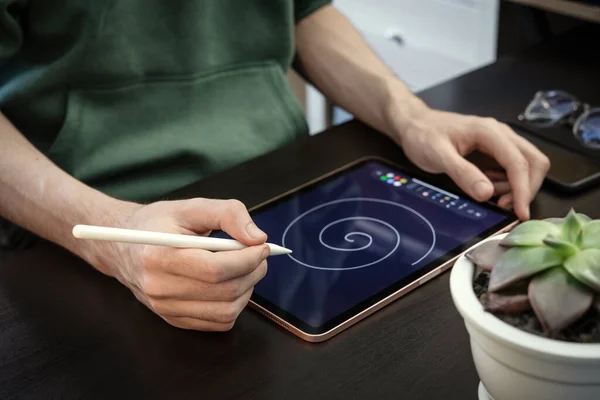 Mann Nutzt Digitales Tablet Zum Zeichnen Hause — Stockfoto