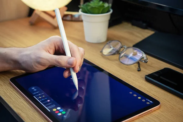 Uomo Che Utilizza Tablet Digitale Disegnare Casa — Foto Stock