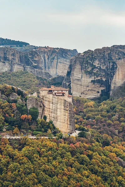 Μετέωρα Μοναστήρια Ελλάδα Καλαμπάκα Μνημείο Παγκόσμιας Κληρονομιάς Unesco Πολύχρωμο Φθινοπωρινό — Φωτογραφία Αρχείου