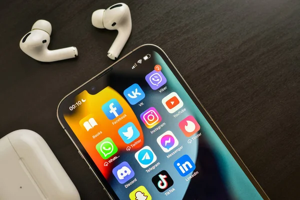 Kiev Ukraine Şubat 2022 Airpod Pro Kulaklıklı Iphone Pro Ekranında — Stok fotoğraf