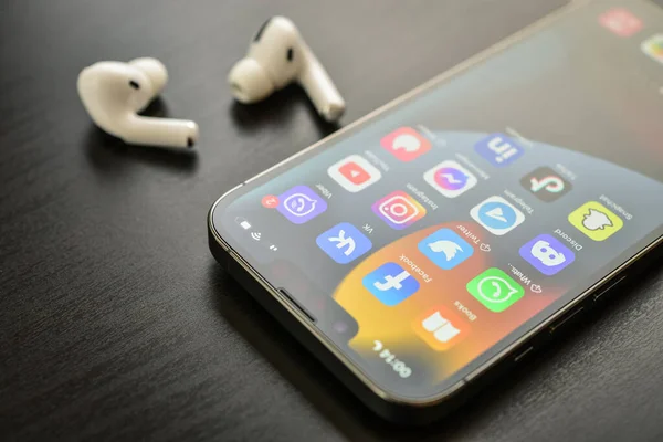 Kiev Ukraine Şubat 2022 Airpod Pro Kulaklıklı Iphone Pro Ekranında — Stok fotoğraf