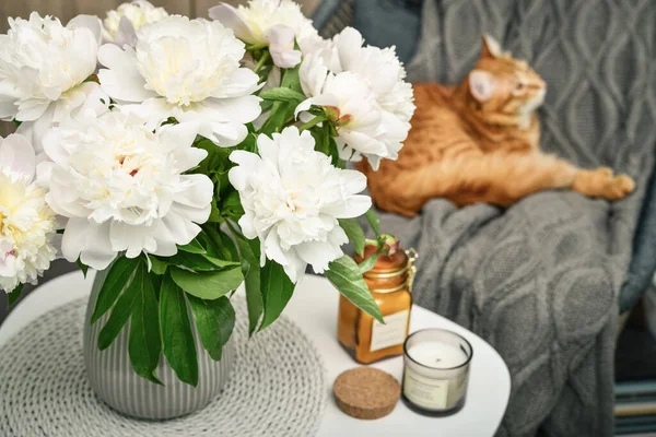 Bouquet White Peony Flowers Coffee Table Candles Home Interio — Stockfoto