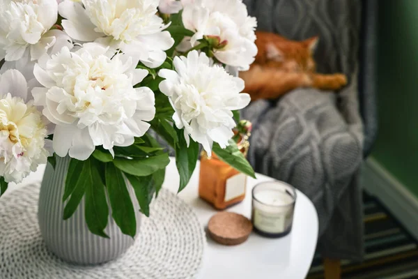 Blumenstrauß Aus Weißen Pfingstrosen Auf Couchtisch Mit Kerzen Der Wohnung — Stockfoto