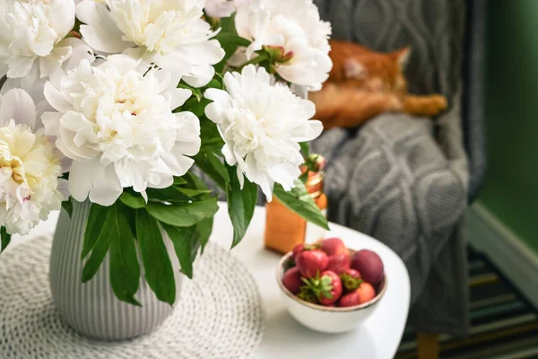 Bouquet White Peony Flowers Coffee Table Fresh Strawberry Candles Home — Photo