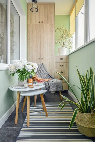 Pfingstrose Blumenstrauß Inneren Des Gemütlichen Balkons Mit Grünen Wänden Sitzecke — Stockfoto
