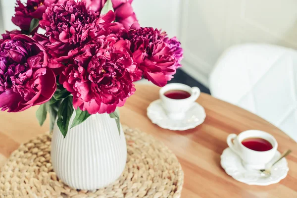 Bouquet Purple Peony Flowers Cups Tea Interior Kitchen Closeu — Stockfoto