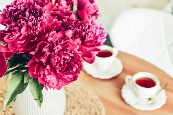 Bouquet Purple Peony Flowers Cups Tea Interior Kitchen Closeu — стоковое фото