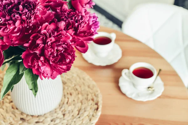 Bouquet Purple Peony Flowers Cups Tea Interior Kitchen Closeu — Stockfoto