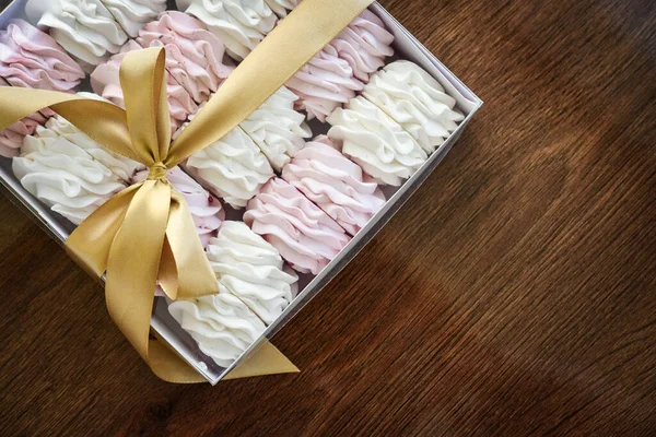 Homemade White Pink Zephyr Box Bow Wooden Background Top View — Φωτογραφία Αρχείου