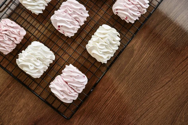 Cooling Rack Homemade White Pink Zephyr Wooden Background Top View — 스톡 사진