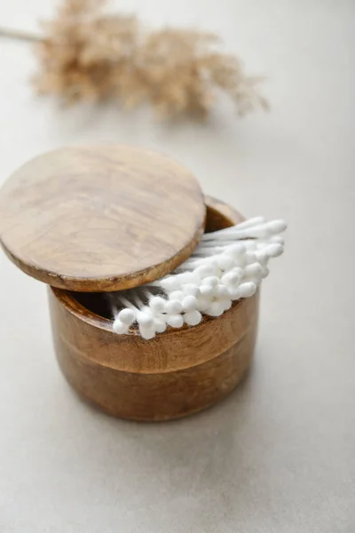 Cotton Buds Wooden Box Light Concrete Background — Stockfoto