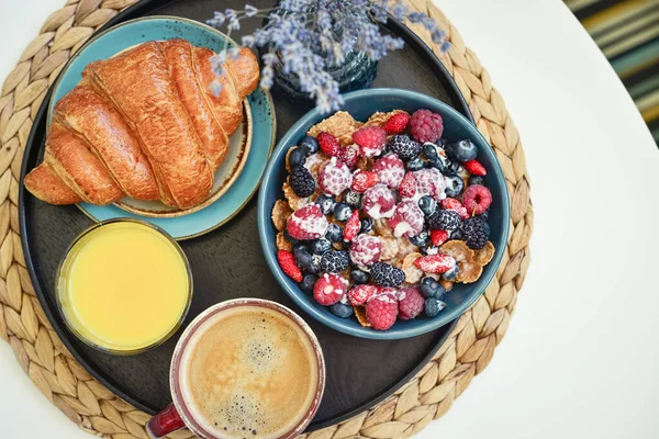 Здоровый Завтрак Ягодами Крупы Природный Йогурт Кофе Апельсиновый Сок Круассан — стоковое фото