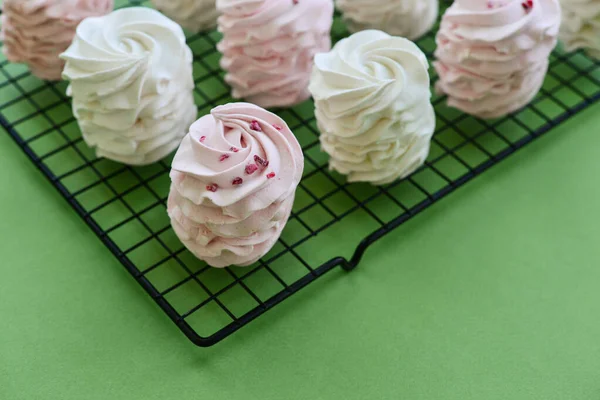 Homemade White Pink Zephyr Confectionery Metal Grid Green Background — Stockfoto