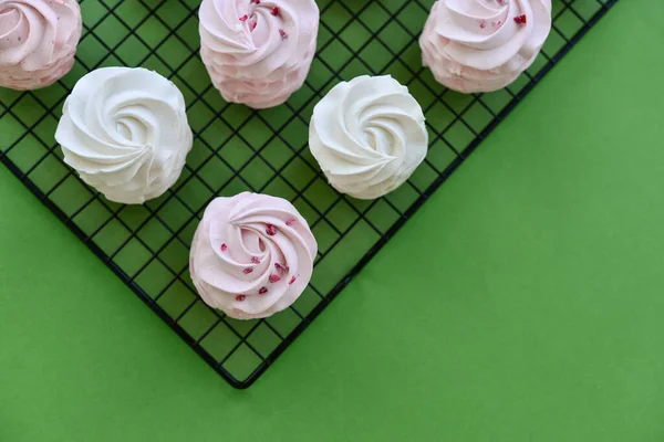 Homemade White Pink Zephyr Confectionery Metal Grid Green Background Top — Stockfoto