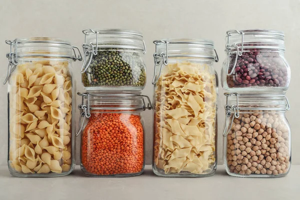 Mungbohnen Bohnen Kichererbsen Rote Linsen Und Zwei Nudelsorten Glas Null — Stockfoto