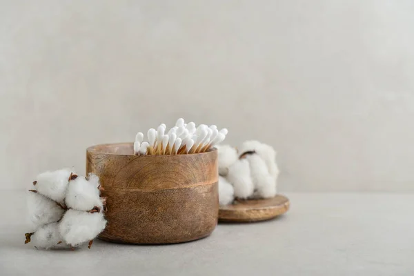 Bamboe Katoenen Toppen Houten Doos Met Gedroogde Katoenen Bloemen — Stockfoto