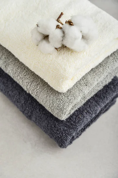 Pila Asciugamani Bagno Con Fiori Cotone Sfondo Cemento Chiaro Primo — Foto Stock