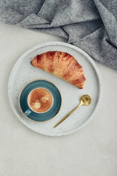 Croissant Una Tazza Caffè Vassoio Rotondo Pietra Sfondo Chiaro Vista — Foto Stock