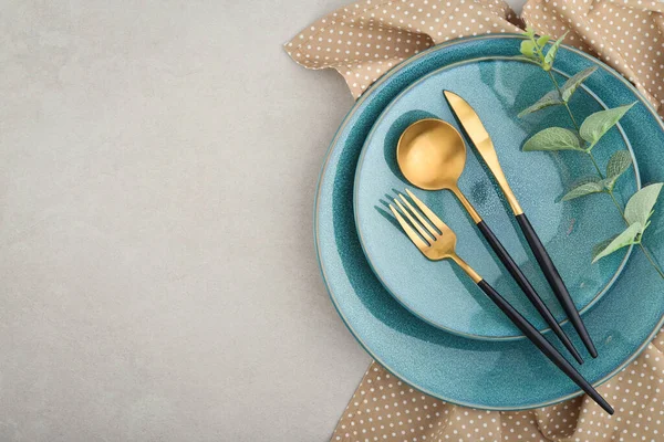 Moderno Tavolo Minimale Con Piatti Blu Posate Dorate Sfondo Grigio — Foto Stock
