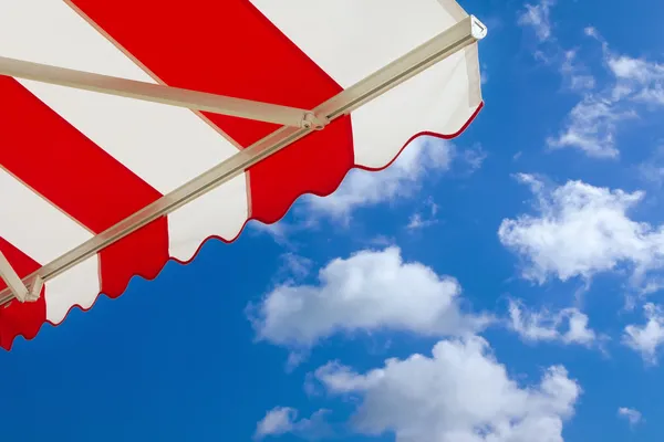 Toldo sobre brillante cielo azul soleado — Foto de Stock