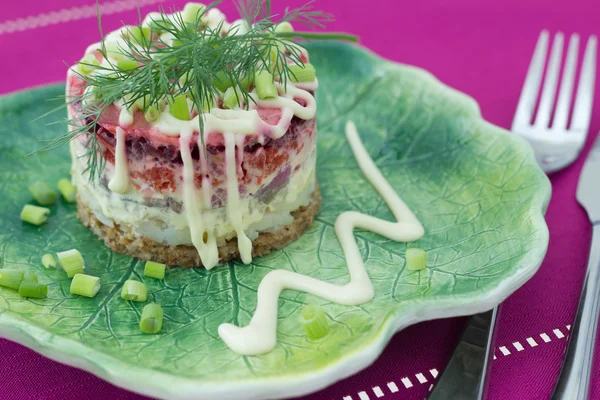 Ensalada tradicional rusa de remolacha y arenque con tenedor y cuchillo — Foto de Stock