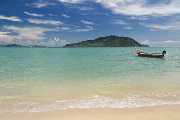 Barco de pesca en hermosa laguna tropical — Foto de Stock