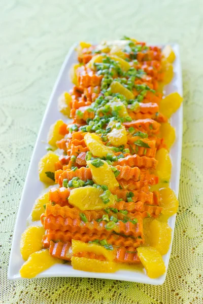 新鲜蔬菜沙拉配胡萝卜和橘子 — 图库照片