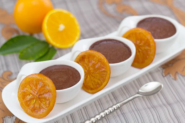 Mousse de chocolate con rodajas de naranjas conservadas — Foto de Stock