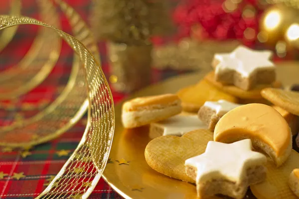 Dettaglio biscotti natalizi con decorazione natalizia in tono oro — Foto Stock