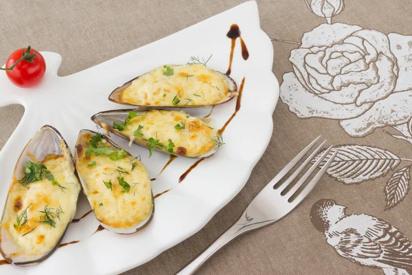 크림 치즈 소스에 구운된 홍합입니다. 딜과 토마토와 함께 garnished — 스톡 사진