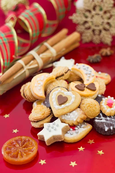 Biscotti di Natale su sfondo rosso — Foto Stock