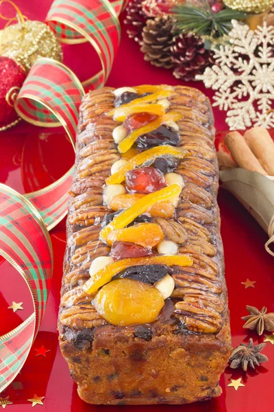 Torta di frutta di Natale con decorazione festiva, composizione verticale — Foto Stock