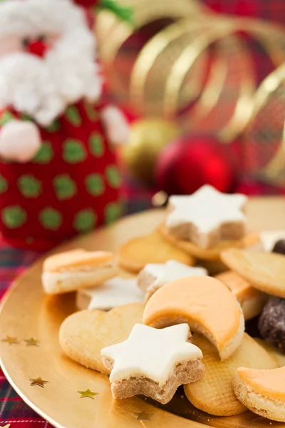 Christmas cookies on golden plate with festive decoration — Stock Photo, Image