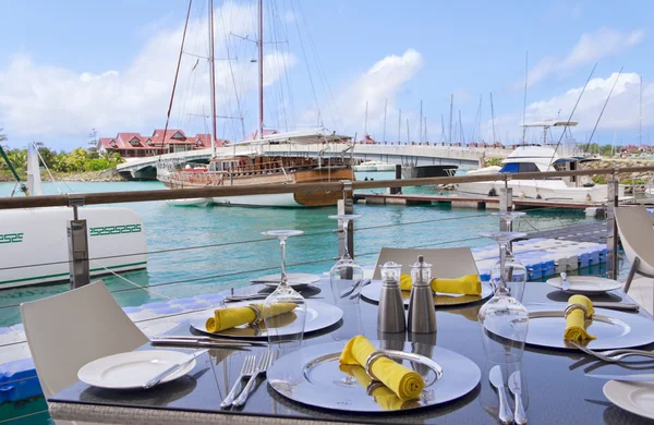 Ajustes de mesa en el restaurante en la costa de la isla —  Fotos de Stock