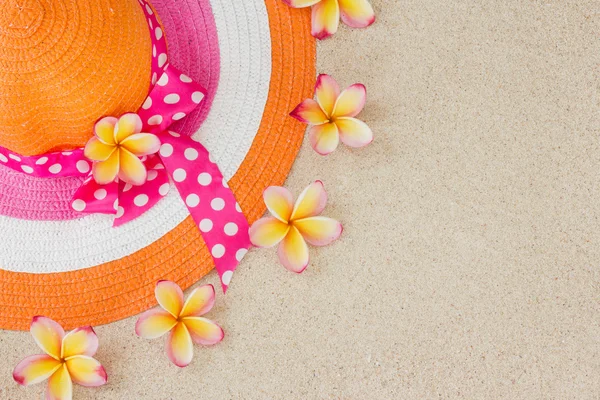 모자와 frangipani 꽃, 여름 해변 개념으로. — 스톡 사진