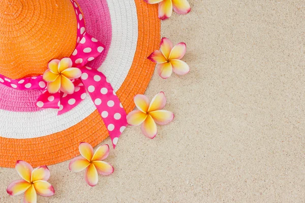 Sombrero y flores frangipani, como un concepto de verano en la playa . —  Fotos de Stock