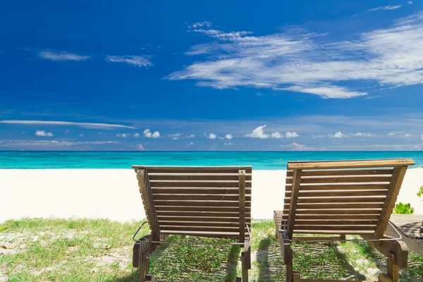 Plážová lehátka a relaxační pohled na moře a krásné nebe — Stock fotografie