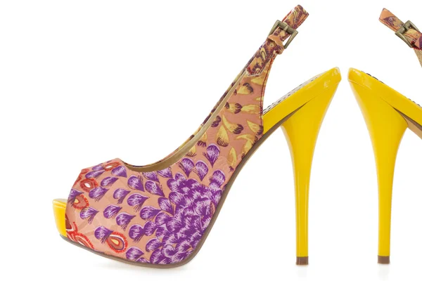 Chaussures à talons aiguilles jaunes pour femmes, isolées sur blanc — Photo
