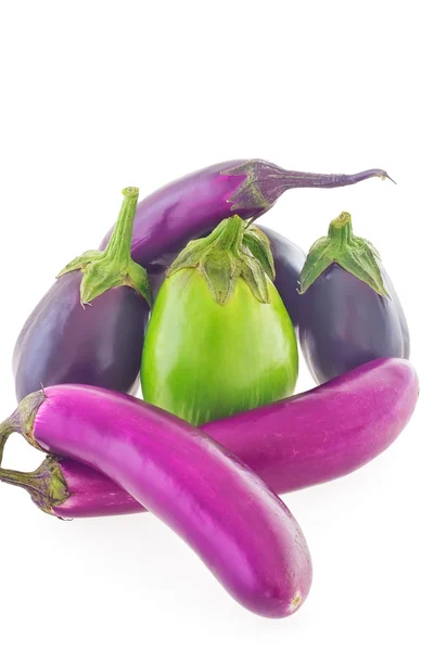 Groep van kleurrijke aubergines (aubergine) geïsoleerd op wit — Stockfoto