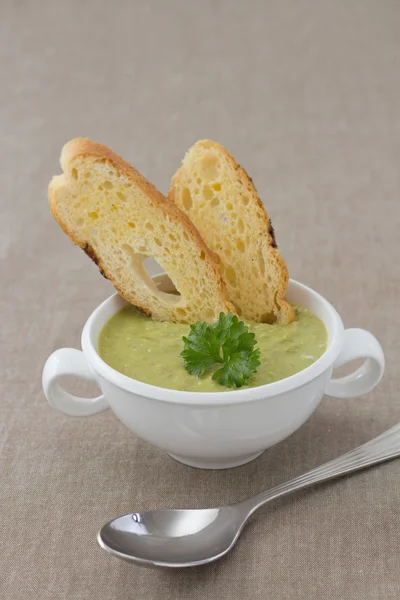 クルトンとパセリのエンドウ豆のクリーム スープ — ストック写真