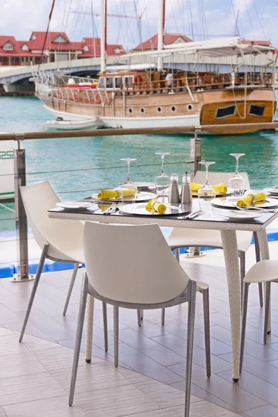 Table settings at restaurant on island easide — Stock Photo, Image